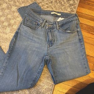 Levi’s Classic Mid Rise Skinny Jean. Women’s size 4. Color: Slate Roams